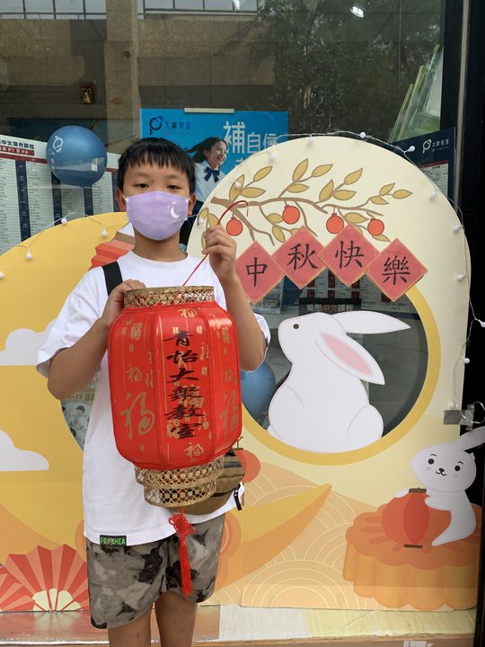 小朋友提起紅色燈籠參與中秋活動