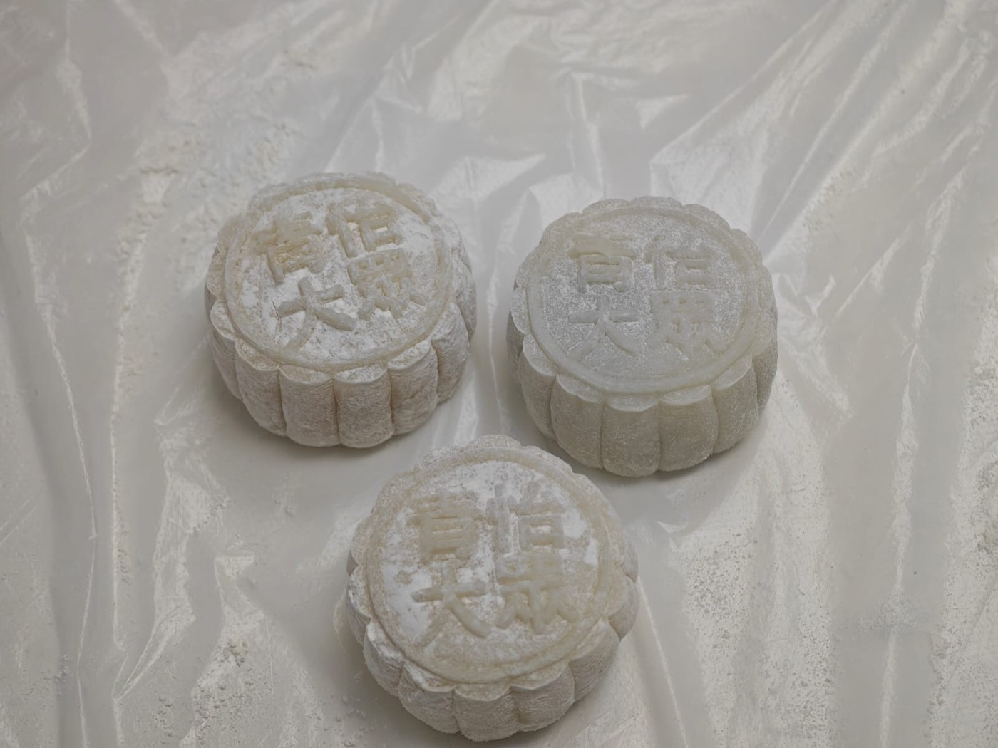 三個印有教室字樣的手作冰皮月餅