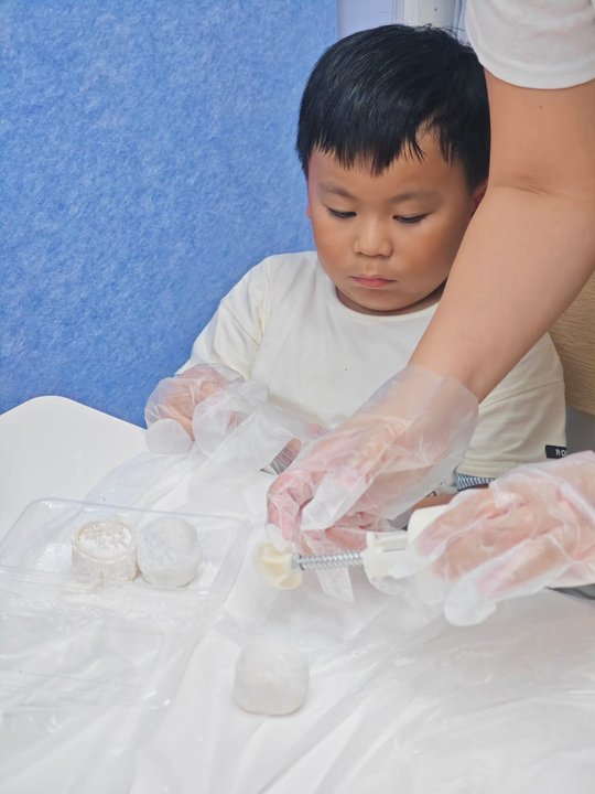 有大人陪着，一起試一試。