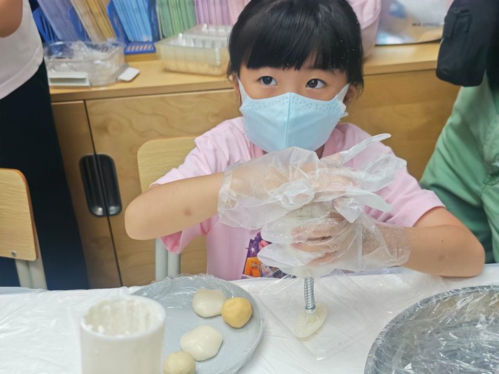 把麵糰搓圓，準備下一步。