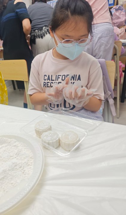 仔細看看手上的小作品。